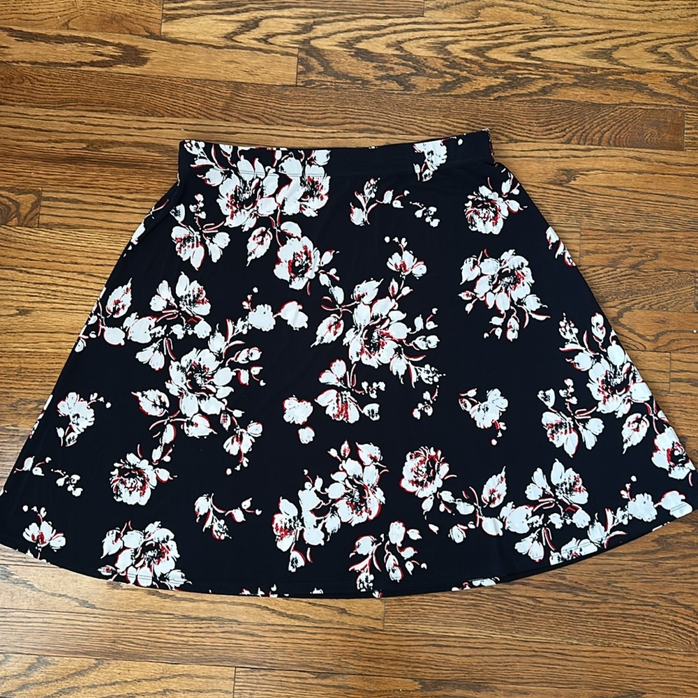 Chicos A Line Skirt - non wrinkle material - like new!
Great for travel!